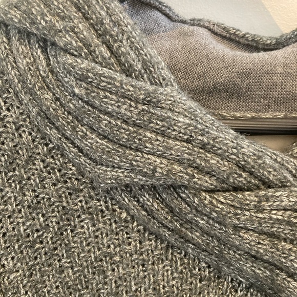 Banana Republic Heritage Size M sweater - Picture 5 of 8